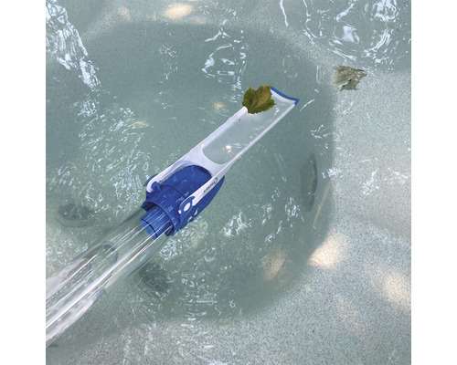 Poolrengörare tar bort ett blad från vattnet.