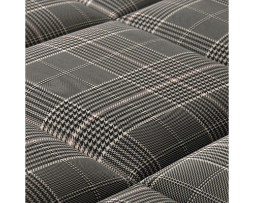 Närbild av stoppade möbler med rutmönster