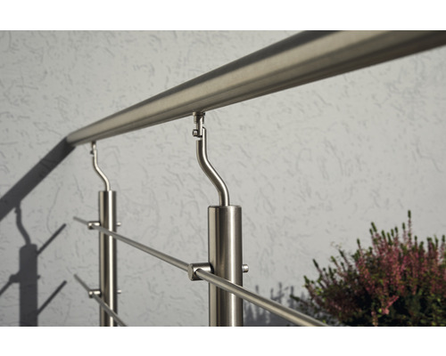 Närbild av ett räcke i rostfritt stål.