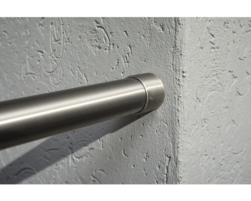 Rostfritt stålhandledare monterat på en vägg