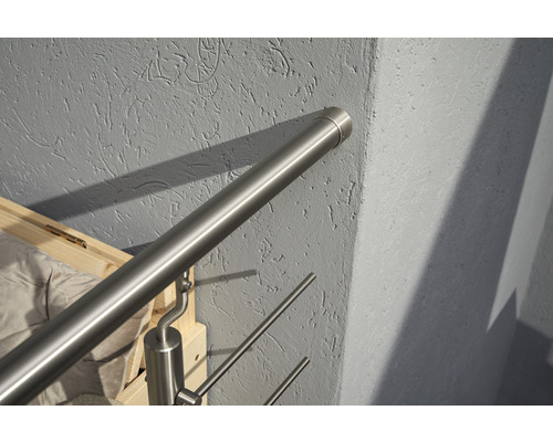 Detalj av ett rostfritt ledstång på en säng