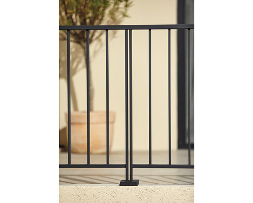 Detaljbild av ett metallräcke på en terrass