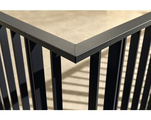 Detaljvy av en hörnanslutning på ett metallstaket