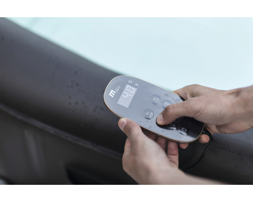 En person använder en kontroll för en MSpa bubbelpool