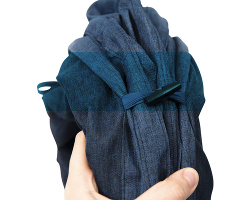 Blått tygpaket med stängning i handen