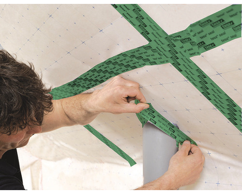 Hantverkare fäster tätningsband på en takkonstruktion