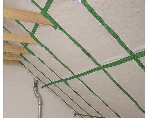 Takinteriör med träbjälkar och isoleringsmaterial