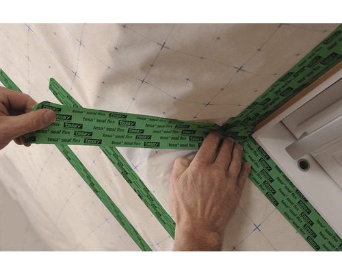 Applicering av Tesa Seal Flex tätningsband på en fönsterkarm.