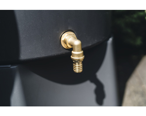 Närbild av en vattenkrananslutning på en regntunna