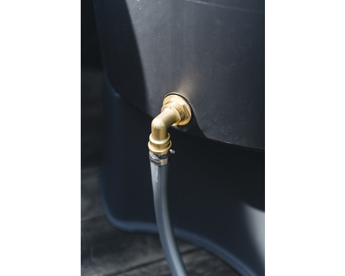 Detaljbild av en utloppskran för regnvattentunna med slanganslutning