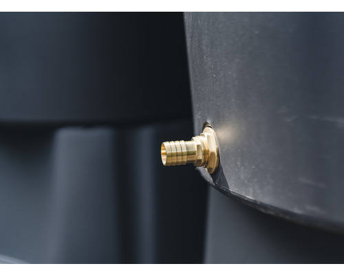 Närbild av en krananslutning på en regntunna