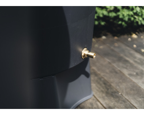 Närbild av en vattenbehållare med mässingskran