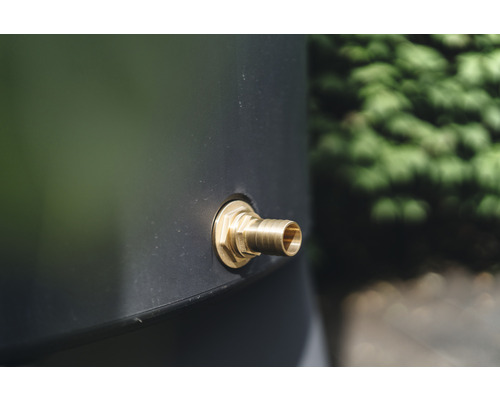 Detalj av regntunna med mässingskran