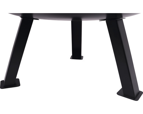 Detaljvy av de tre benen på en eldstad av metall