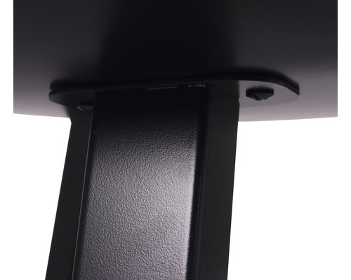 Detalj av bordsbensfäste med skruvar