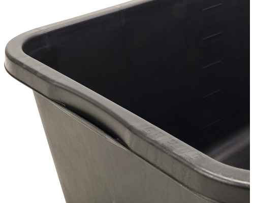 Detaljbild av en murbruksbalja av plast