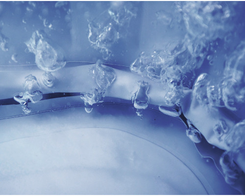 Närbild av bubbelvatten mot en poolvägg