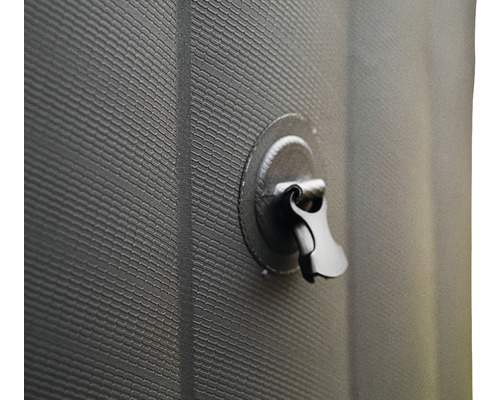 Detaljbild av en svart uppblåsbar produkt med ventil