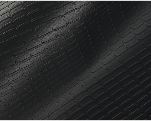 Närbild av en svart gummimatta med fjällmönster