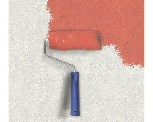 Färgroller målar vägg