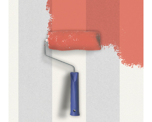 Färgroller applicerar färg på en vägg