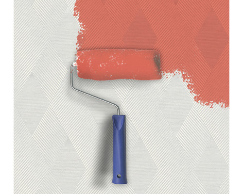 Färg appliceras med en roller på en geometrisk tapet