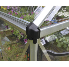 Detaljvy av växthus med aluminiumram och plastbeklädnad