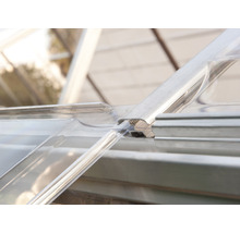 Detaljvy av ett växthustak med aluminiumprofiler och transparenta skivor