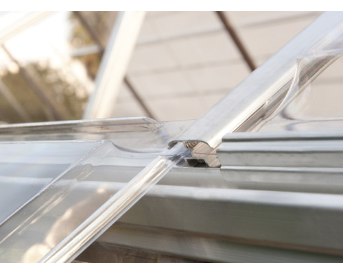 Detaljvy av ett växthustak med aluminiumprofiler och transparenta skivor