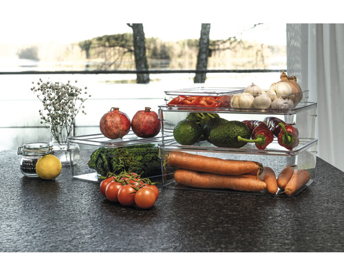 Livsmedel staplade i genomskinliga förvaringsbehållare