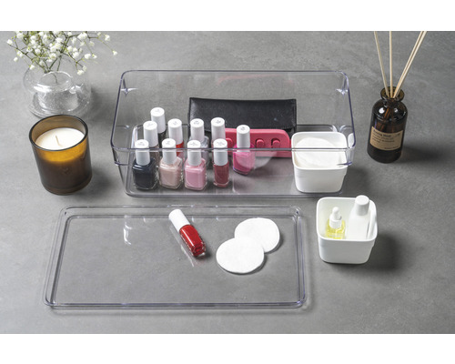 Organisationsbox med diverse kosmetiska produkter som nagellack och bomullsrondeller