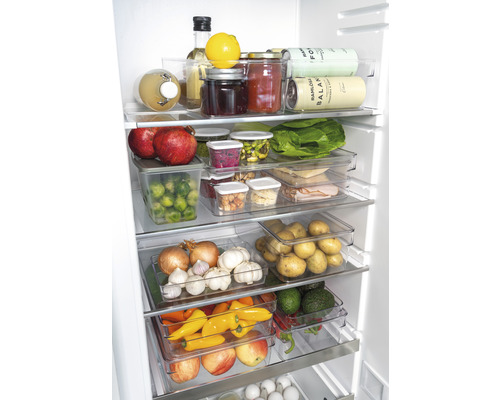 Ett kylskåp fyllt med olika livsmedel i genomskinliga förvaringsbehållare.