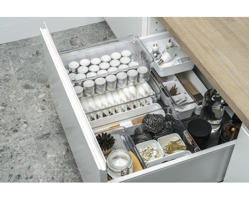 Öppen låda med värmeljus, ljus, rengöringsmedel och diverse artiklar