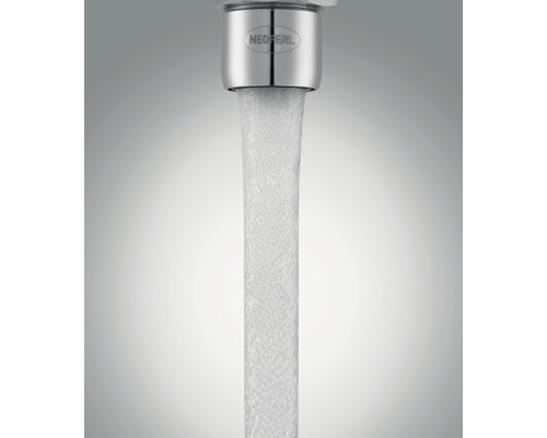 Neoperl logotyp på en vattenkran med rinnande vatten