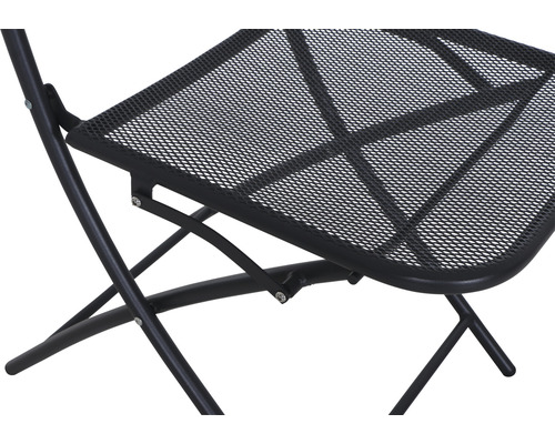 Detaljbild av en svart trädgårdsstol med metallflätning