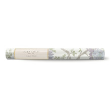 Laura Ashley rulle med blommigt tapetmönster