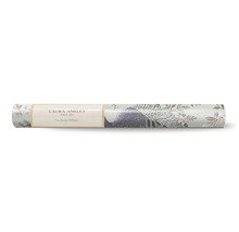 Tapetrulle med blommönster och Laura Ashley-logotyp