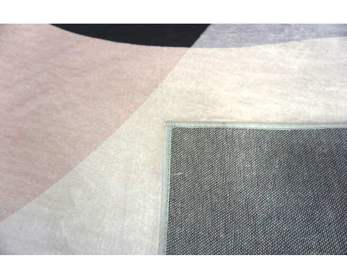 Matta med geometriskt mönster och vävd baksida