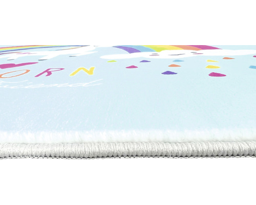 Närbild av en barnmatta med enhörningsmotiv och regnbåge