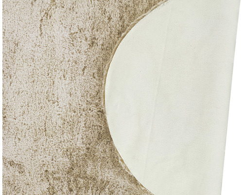 Detaljvy av en rund matta med hög lugg och mattbaksida