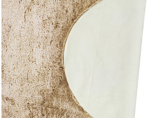 Detaljvy av en beige ryamatta med textilbaksida