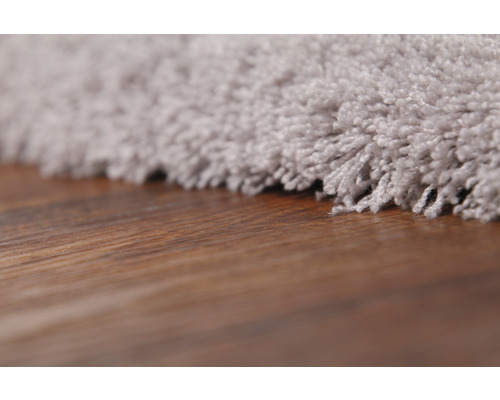 Detaljvy av en matta med brunt trägolv