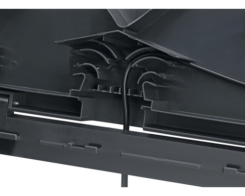 Detaljvy av kabeldragningen i en apparatlåda