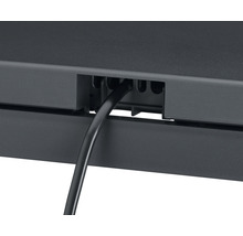 Detaljvy av en kabel som dras genom en utsparing