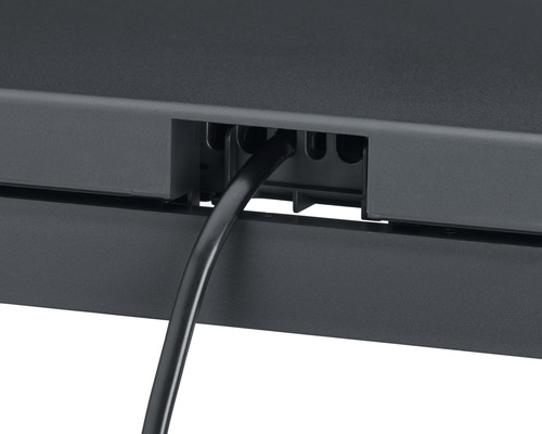 Detaljvy av en kabel som dras genom en utsparing
