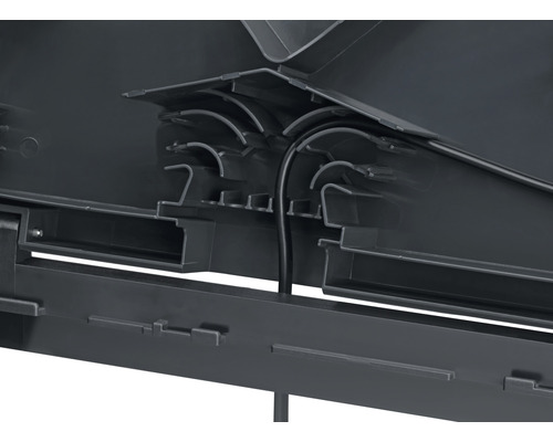 Detaljvy av en svart kabelgenomföring i plast