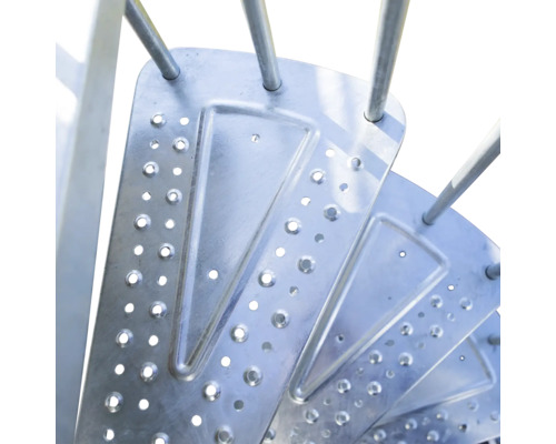 Detaljbild av en metallisk spiraltrappa med perforerade steg