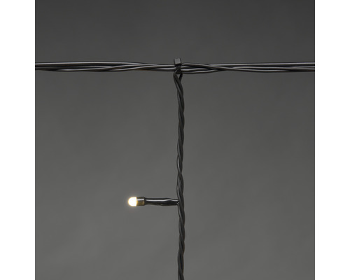 Ljusslinga med en varmvit LED fäst på en svart kabel