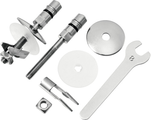 Fästmaterial för sanitära installationer med skruvar, muttrar, brickor och skiftnyckel