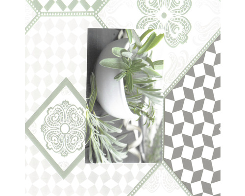 Dekorativt stilleben med örter i en vit blomkruka mot en mönstrad bakgrund.